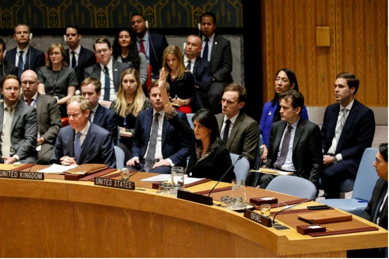 Đại sứ Mỹ tại LHQ Nikki Haley lẻ loi biểu quyết chống dự thảo nghị quyết liên quan đến các quyết định gần đây về tình trạng Jerusalem, trong phiên họp HĐBA LHQ ngày 18-12. Ảnh: REUTERS