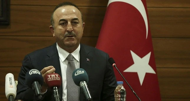 Ngoại trưởng Thổ Nhĩ Kỳ Mevlut Cavusoglu nói với báo chí tại sân bay quốc tế Ataturk ở Istanbul (Thổ Nhĩ Kỳ) ngày 20-12, trước khi bay sang New York (Mỹ) dự phiên bỏ phiếu của Đại Hội đồng LHQ. Ảnh: AA