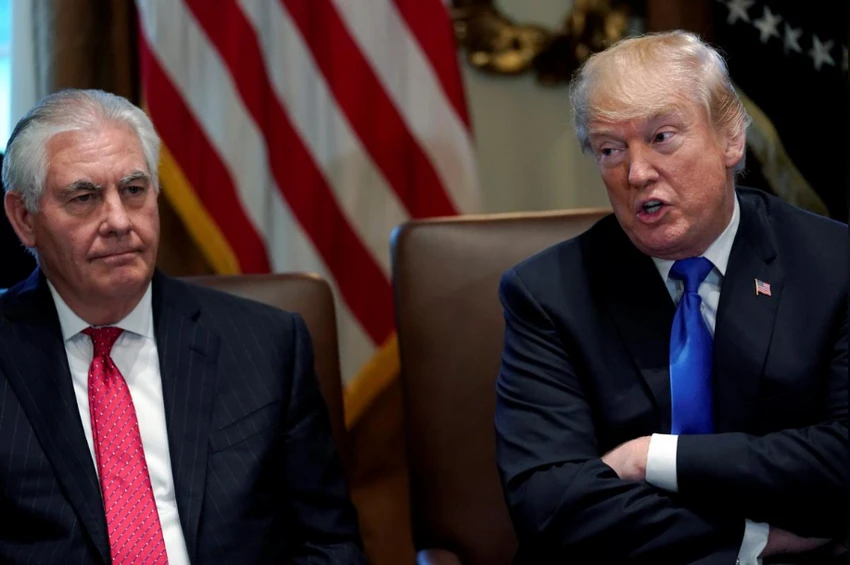Tổng thống Mỹ Donald Trump (phải) và Ngoại trưởng Mỹ Rex Tillerson trong cuộc họp nội các tại Nhà Trắng ngày 20-12. Ảnh: REUTERS