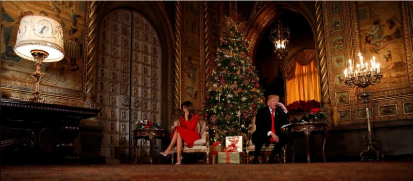 Tổng thống Donald Trump và Đệ nhất phu nhân Melania Trump nhận điện thoại của trẻ em từ khu nghỉ mát Mar-a-Lago ở Palm Beach, bang Florida (Mỹ) trong đêm Giáng sinh 24-12. Ảnh: REUTERS