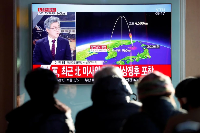 Người dân Seoul (Hàn Quốc) theo dõi bản tin về vụ thử tên lửa ICBM Hwasong-15 của Triều Tiên ngày 29-11. Ảnh: REUTERS