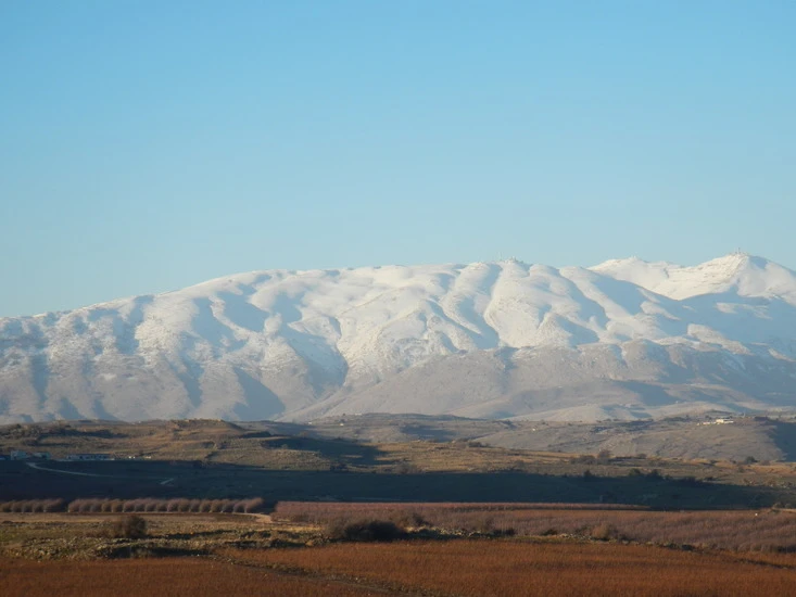 Triền núi Hermon trên Cao nguyên Golan, giáp biên giới Israel và Lebanon, nơi phe nổi dậy đang cố thủ và bị quân đội Syria cùng lực lượng Iran bảo trợ ra tối hậu thư yêu cầu đầu hàng. Ảnh: MOUNTAIN FORECAST