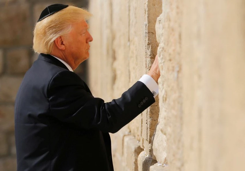 Tổng thống Mỹ Donald Trump lưu dấu tích trên mặt đá Bức tường Than khóc, nơi cầu nguyện linh thiêng của người Do Thái ở TP Old City thuộc Jerusalem trong chuyến thăm Israel ngày 22-5. Ảnh: REUTERS