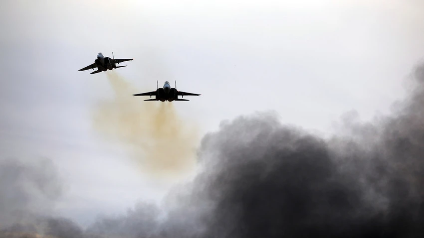 Máy bay chiến đấu F-15 của không quân Israel bay trình diễn tại căn cứ không quân Hatzerim ở nam Israel ngày 27-12-2017. Ảnh: REUTERS