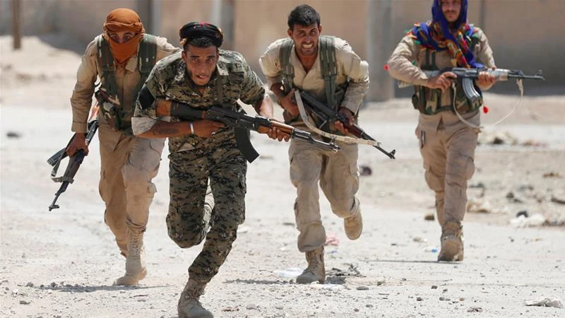 Syria dọa bắn máy bay Thổ Nhĩ Kỳ ảnh 1 Các tay súng người Kurd trong giao tranh với IS tại Raqqa (Syria) năm 2017. Ảnh: REUTERS
