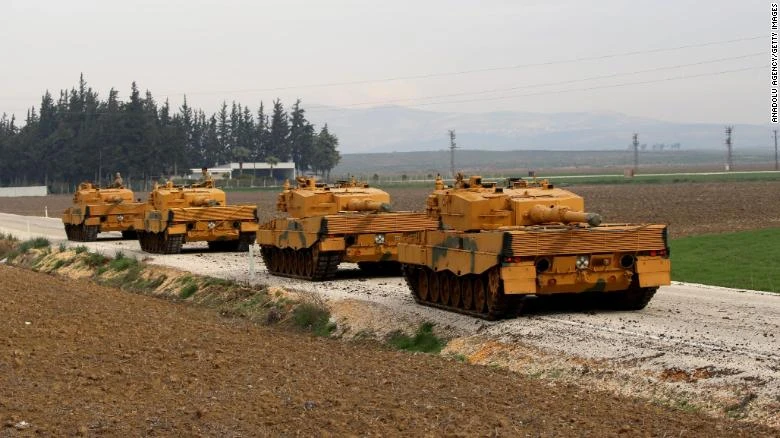 Xe tăng Thổ Nhĩ Kỳ di chuyển đến tỉnh Hatay giáp Syria. Ảnh: CNN
