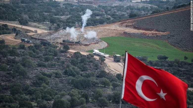 Pháo Thổ Nhĩ Kỳ bắn trúng các địa điểm của YPG ở biên giới Syria, ngày 21-1. Ảnh: CNN