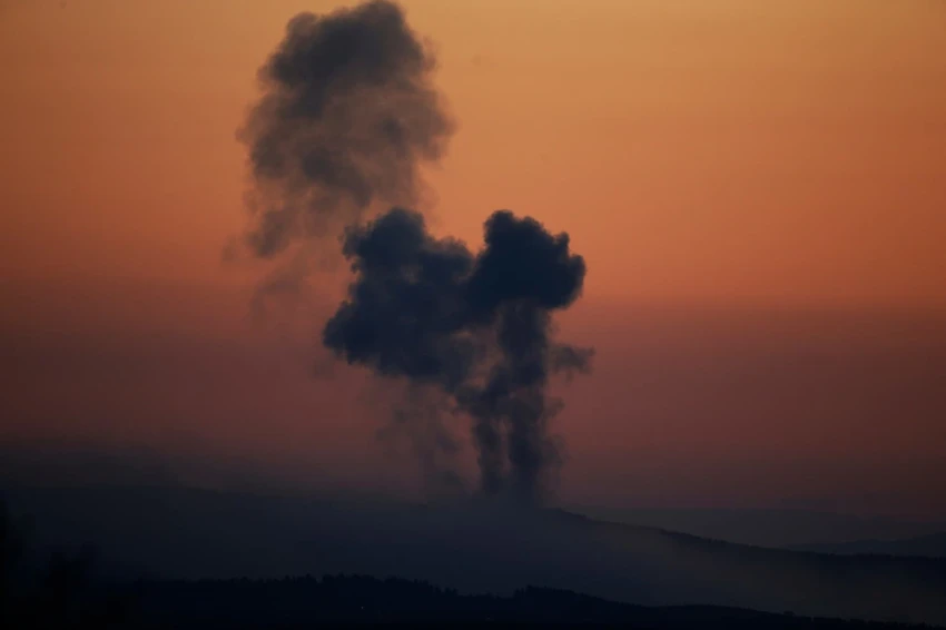 Khói bốc lên bên trong Syria khi Thổ Nhĩ Kỳ thực hiện chiến dịch “Cành Ô liu” nhắm vào YPG ở TP Afrin, tỉnh Aleppo (đông bắc Syria). Ảnh: AP