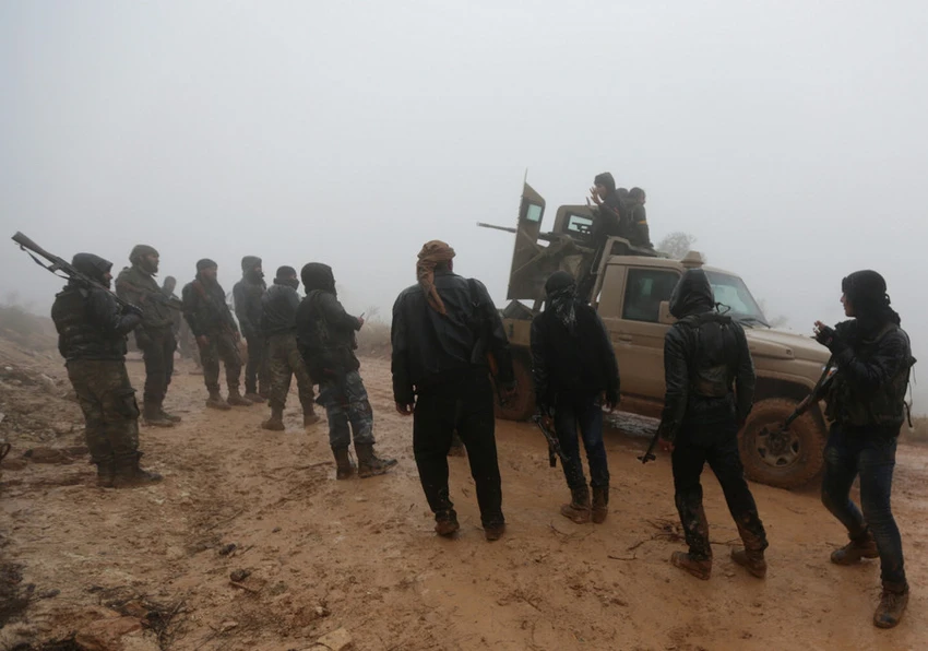 Các tay súng nổi dậy Syria (FSA) – đồng minh Thổ Nhĩ Kỳ trong chiến dịch “Cành Ô liu” gần núi Barsaya, đông bắc TP Afrin (Syria) ngày 23-1. Ảnh REUTERS