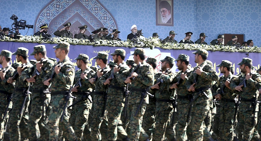 Tổng thống Iran Hassan Rouhani tham dự lễ diễu binh kỷ niệm 37 năm sự kiện Iraq xâm lược Iran năm 1980, tại Tehran (Iran) ngày 22-9-2017. Ảnh: AP