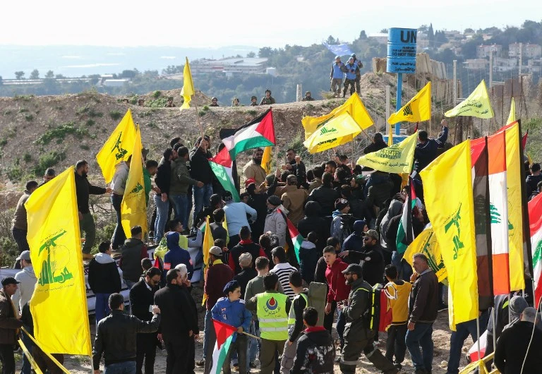 Lính Mỹ đến Israel giữa căng thẳng với Hezbollah ảnh 4 Binh sĩ Israel (trên cùng, phải) và lực lượng gìn giữ hòa bình LHQ (trên cùng, trái) quan sát người ủng hộ Hezbollah tham gia biểu tình phản đối quyết định của Mỹ công nhận Jerusalem là thủ đô Israel, tại làng Alma al-Shaab – biên giới với Israel ngày 28-1. Ảnh: AFP