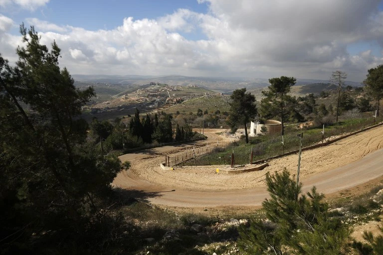 Lính Mỹ đến Israel giữa căng thẳng với Hezbollah ảnh 3 Hàng rào ngăn cách Israel và Lebanon tại biên giới hai nước. Ảnh được AFP chụp từ thị trấn Yiftah của Israel vào ngày 30-1, bên kia là làng Blida của Lebanon.