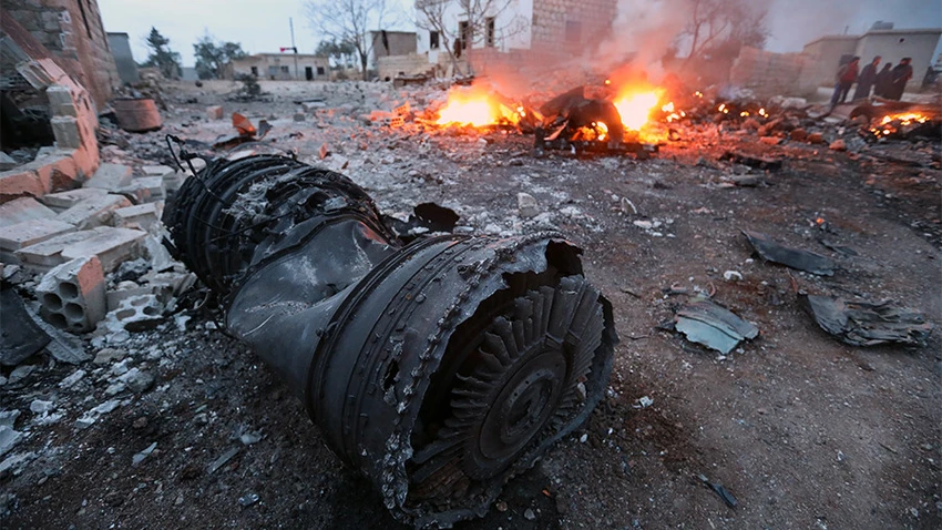 Hiện trường chiếc Su-25 của Nga bị bắn rơi ở tỉnh Idlib (Syria) ngày 3-2. Ảnh: AFP