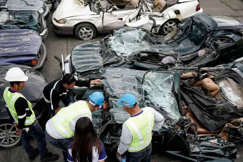 Quan chức Cục Hải quan kiểm tra sau khi dàn siêu xe bị xe ủi cán dẹp, ngày 6-2. Ảnh: EPA