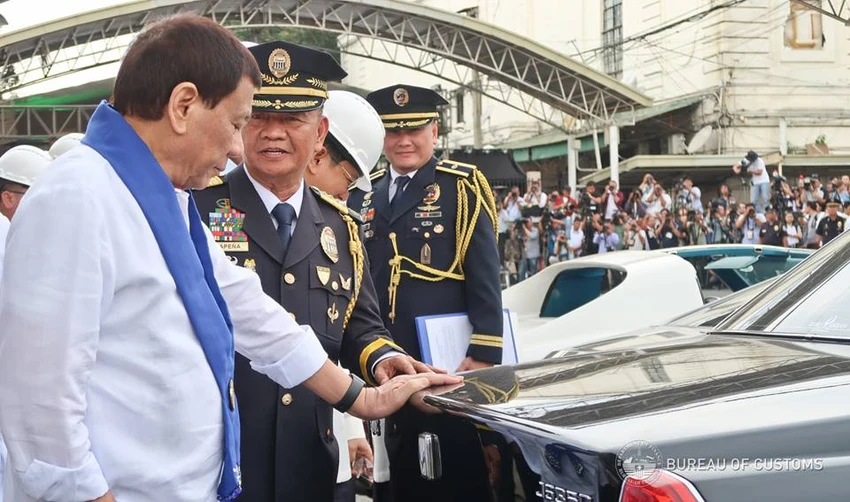 Tổng thống Philippines Rodrigo Duterte kiểm tra dàn siêu xe trước khi xe ủi bánh xích làm nhiệm vụ cán dẹp, tại Cục Hải quan Philippines ngày 6-2. Ảnh: FACEBOOK của Cục Hải quan Philippines