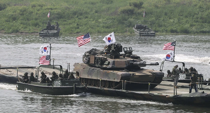 Xe tăng M1A2 của quân đội Mỹ vượt sông Nam Han trên sà lan của quân đội Hàn Quốc trong một cuộc tập trận chung ở Yeoncheon gần biên giới với Triều Tiên. Ảnh: SPUTNIK
