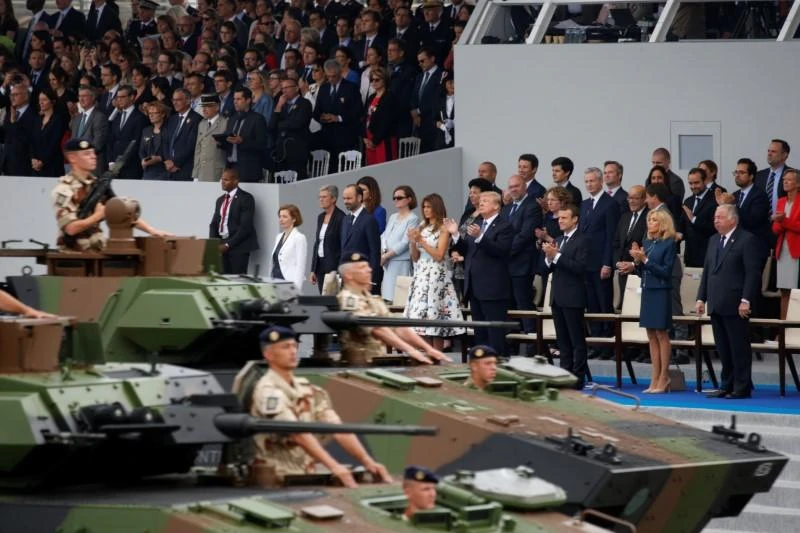 Tổng thống Mỹ Donald Trump (đứng hàng đầu, thứ tư) được mời tham dự lễ diễu binh mừng Quốc kháng Pháp, ngày 14-7-2017. Ảnh: REUTERS