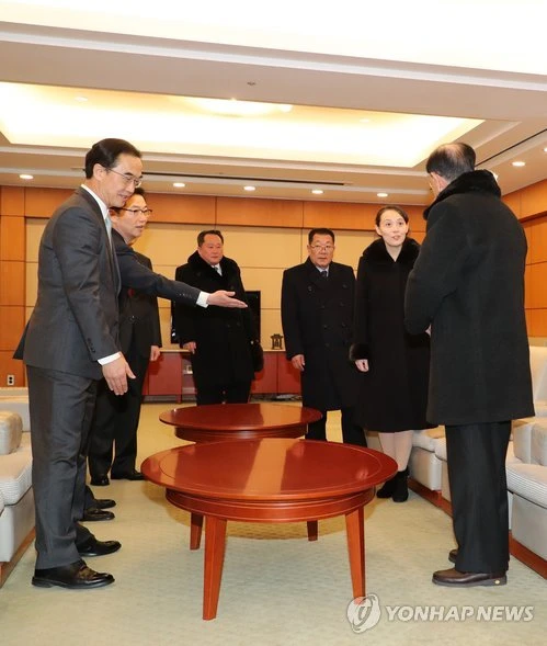 (Từ phải sang) Ông Kim Yong-nam, bà Kim Yo-jong và 2 quan chức Triều Tiên khác trong cuộc gặp ngắn với Bộ trưởng Bộ Thống nhất Hàn Quốc Cho Myoung-gyon (thứ hai từ trái sang) và các quan chức cấp cao Hàn Quốc tại sân bay quốc tế Incheon ở Seoul (Hàn Quốc) trưa ngày 9-2. Ảnh: YONHAP