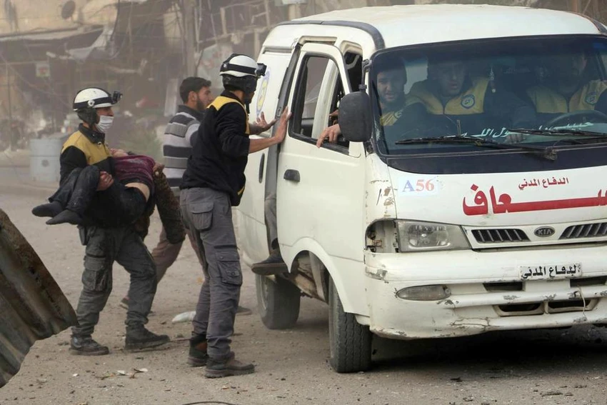 Nhân viên cứu hộ thuộc tổ chức bảo vệ dân sự Syria Mũ Bảo hiểm Trắng cứu nạn nhân một trận không kích nhắm vào một ngoại ô phe nổi dậy kiểm soát gần Damacus (Syria), ngày 8-2. Ảnh: AP