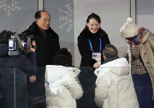 Cú bắt tay lịch sử giữa Tổng thống Hàn Quốc Moon Jae-in và bà Kim Yo-jong, em gái lãnh đạo Triều Tiên Kim Jong-un tại lễ khai mạc Thế Vận Hội Mùa Đông Pyeongchang tối 9-2. Ảnh: YONHAP