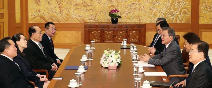 Bà Kim Yo-jong, ông Kim Yong-nam (giữa, trái) và các quan chức cấp cao Triều Tiên trong cuộc diện kiến Tổng thống Hàn Quốc Moon Jae-in (giữa, phải) tại Nhà Xanh sáng 10-2. Ảnh: AP