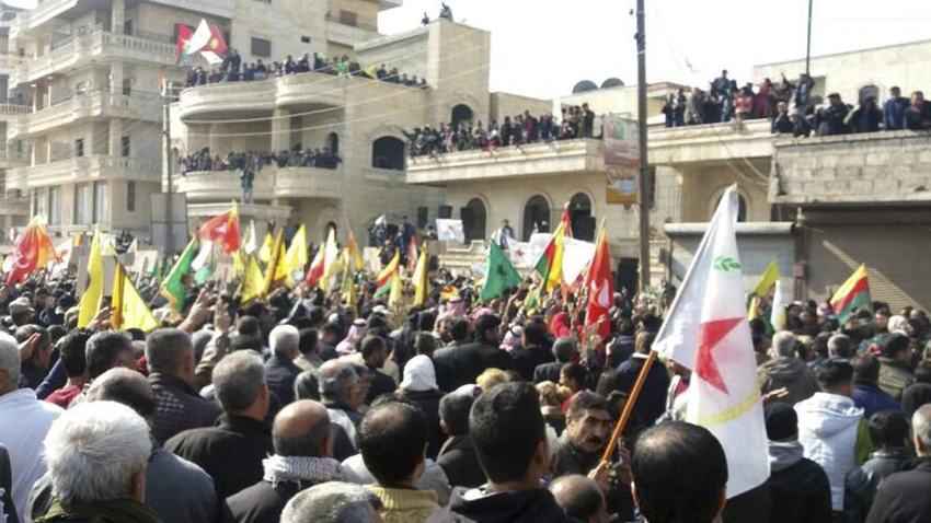 Người Kurd tập trung tại Afrin ngày 5-2 biểu tình phản đối chiến dịch “Cành Ô liu” của Thổ Nhĩ Kỳ. Ảnh: AP