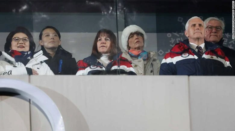 Phó Tổng thống Mỹ Mike Pence (phải, hàng trước) và vợ là bà Karen (giữa, hàng trước), bà Kim Yo-jong (thứ hai từ trái sang, hàng sau), bà Kim Jung-sook - phu nhân tổng thống Hàn Quốc (trái, hàng trước) tại lễ khai mạc Thế Vận Hội Mùa Đông 2018 ở Pyeongchang (Hàn Quốc) tối 9-2. Ảnh: CNN