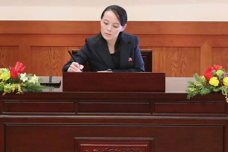Bà Kim Yo-jong lưu bút tích trong sổ lưu niệm Nhà Xanh trước cuộc gặp với Tổng thống Moon Jae-in ngày 10-2. Ảnh: AFP