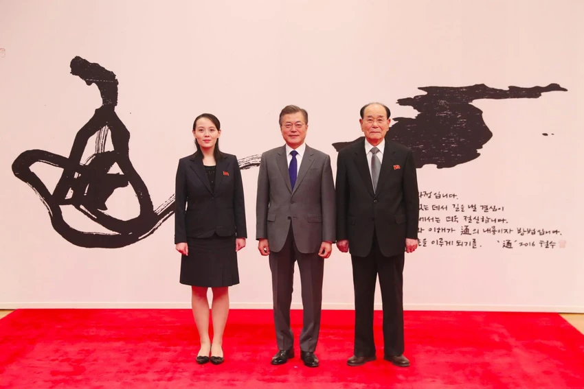 Bà Kim Yo-jong, Tổng thống Moon Jae-in, ông Kim Yong-nam chụp ảnh lưu niệm trước cuộc gặp ở Nhà Xanh ngày 10-2. Ảnh: YONHAP