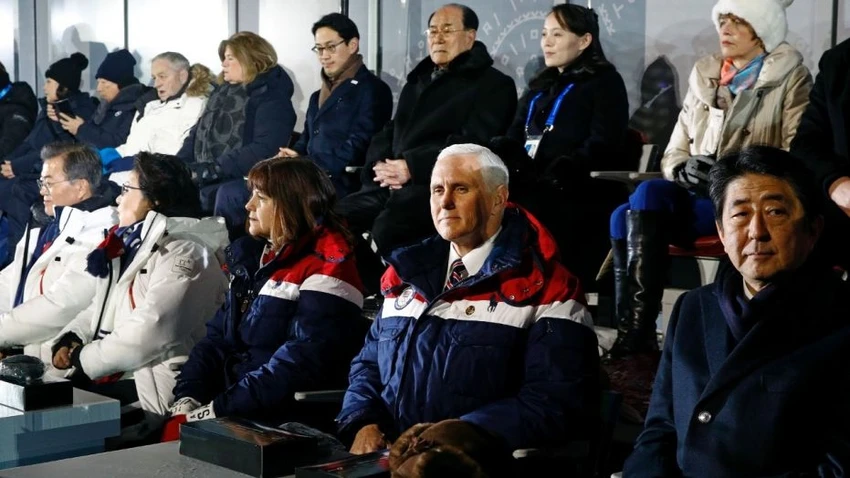 Thủ tướng Nhật Shinzo Abe (phải) ngồi cạnh Phó Tổng thống Mỹ Mike Pence tại lễ khai mạc Thế vận hội Pyeongchang ngày 10-2. Ảnh: YONHAP