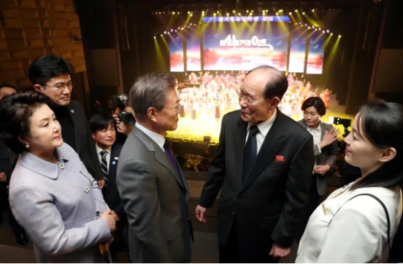 Tổng thống Moon Jae-in (giữa, trái) gặp gỡ ông Kim Yong-nam (giữa, phải) trong buổi xem đoàn nghệ thuật Triều Tiên biểu diễn tối 11-2. Ảnh: REUTERS