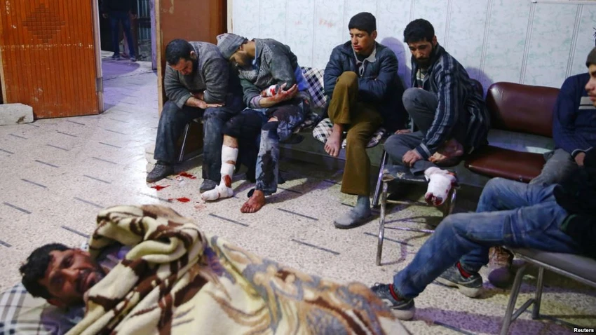 Người dân bị thương được đưa đến một cơ sở y tế ở Douma, Đông Ghouta, ngoại ô thủ đô Damacus (Syria) ngày 20-2. Ảnh: REUTERS