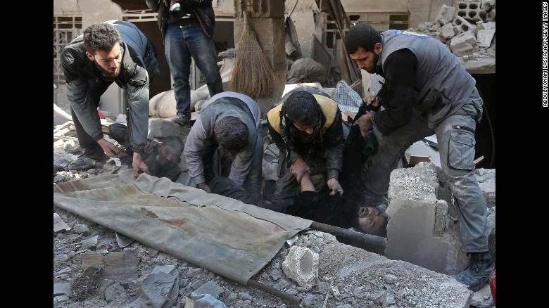 Cứu hộ nạn nhân bị kẹt dưới đống đổ nát vì không kích ở Đông Ghouta ngày 21-2. Ảnh: CNN