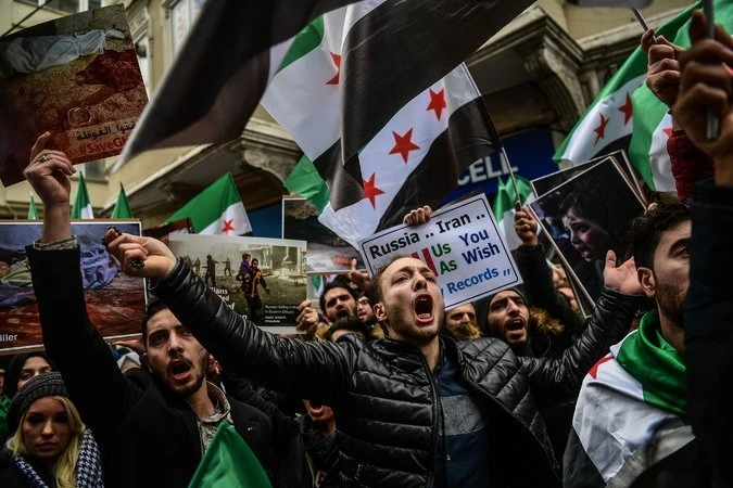 Người dân Syria sống ở TP Istanbul (Thổ Nhĩ Kỳ) tập trung trước lãnh sự quán Nga ngày 22-2, biểu tình phản đối đợt tấn công của quân chính phủ Syria vào Đông Ghouta. Ảnh: REUTERS