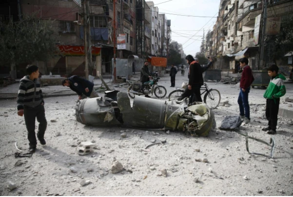 Mảnh vỡ tên lửa ở thị trấn Douma, Đông Ghouta (Syria) ngày 23-2. Ảnh: REUTERS