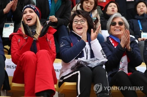 Đệ nhất phu nhân Hàn Quốc Kim Jong-sook (giữa), Ngoại trưởng Hàn Quốc Kang Kyung-wha (giữa) và cô Ivanka Trump, con gái và cố vấn của Tổng thống Mỹ Donald Trump xem trận chung kết lướt ván tuyết nam trong khuôn khổ Thế vận hội mùa đông Pyeongchang, sáng 24-2. Ảnh: YONHAP