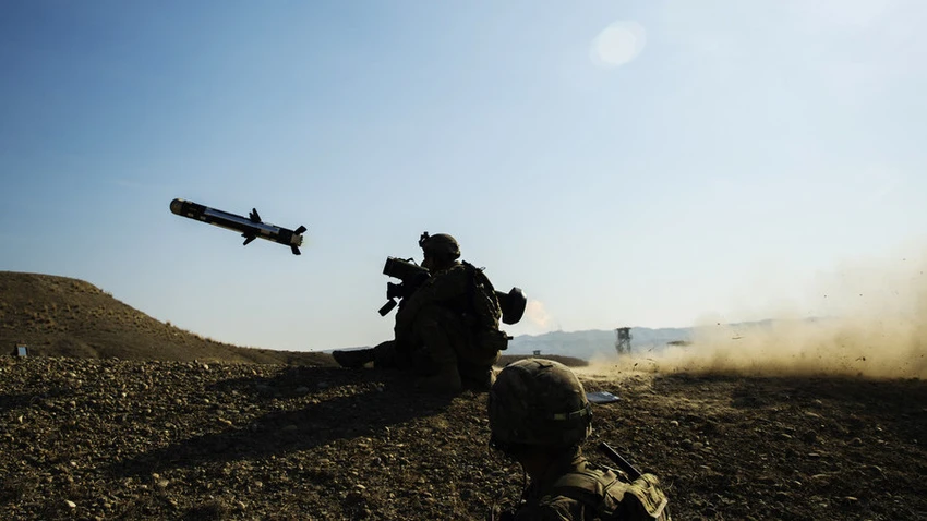 Tên lửa chống tăng Javelin được một binh sĩ Mỹ bắn trong một cuộc tập trận. Ảnh: REUTERS