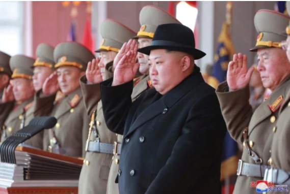 Lãnh đạo Triều Tiên Kim Jong-un tham dự lễ diễu binh tại Bình Nhưỡng ngày 9-2 kỷ niệm ngày thành lập quân đội nước này. Ảnh: REUTERS