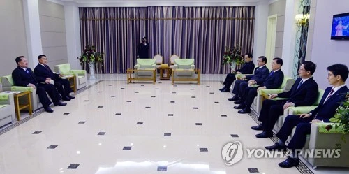 Tướng Triều Tiên Kim Yong-chol (trái) tiếp các đặc phái viên Hàn Quốc tại khách sạn Bình Nhưỡng ở Triều Tiên ngày 5-3. Ảnh: YONHAP