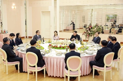Lãnh đạo Triều Tiên Kim Jong-un (thứ tư từ phải sang, hàng đầu) và phu nhân Ri Sol-ju (thứ 5 từ trái sang, hàng đầu trong bữa tiệc tối với các đặc phái viên của Tổng thống Hàn Quốc Moon Jae-in tại trụ sở đảng Lao động Triều Tiên ở Bình Nhưỡng tối 5-3. Ảnh: YONHAP