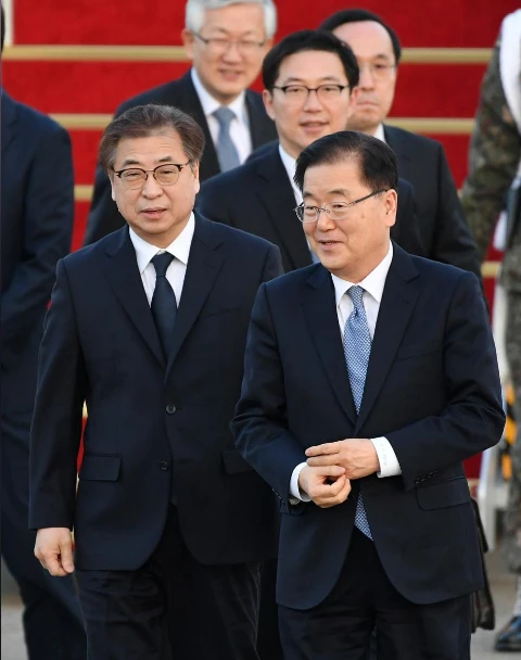 Hai ông Chung Eui-yong (phải, hàng đầu) và Suh Hoon (phải, hàng đầu) trở về Hàn Quốc ngày 6-3 sau chuyến thăm Triều Tiên. Ảnh: REUTERS