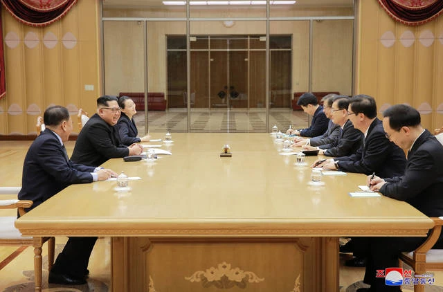 Lãnh đạo Triều Tiên Kim Jong-un (giữa, trái) trong cuộc gặp với phái đoàn cấp cao Hàn Quốc tại trụ sở đảng Lao động Triều Tiên tại Bình Nhưỡng chiều 5-3. Ảnh: KCNA