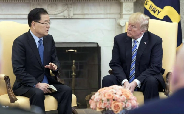 Tổng thống Mỹ Donald Trump (phải) tiếp Giám đốc Văn phòng An ninh Quốc gia Hàn Quốc Chung Eui-yong đến chuyển thông điệp mời gặp của lãnh đạo Triều Tiên Kim Jong-un, tại Nhà Trắng ngày 8-3. Ảnh REUTERS