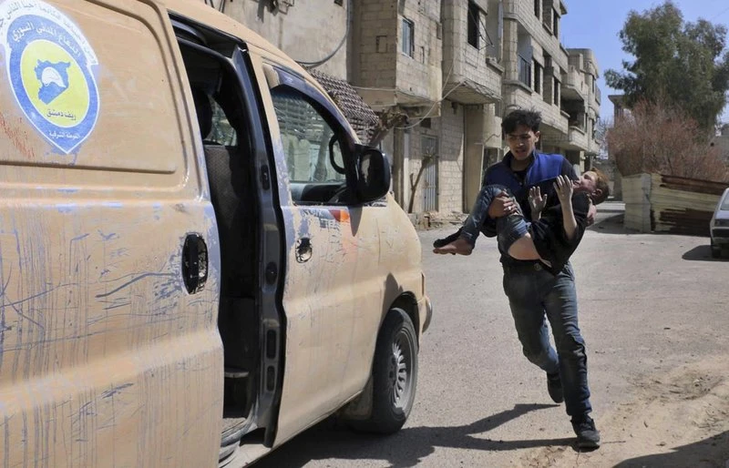 Dân thường chạy nạn ở Đông Ghouta. Ảnh: AP
