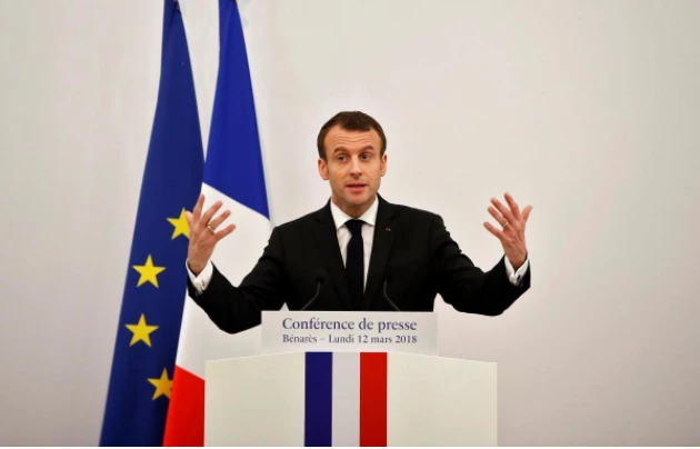 Pháp đưa ra 'lằn ranh đỏ' về khả năng đánh Syria ảnh 1 Tổng thống Pháp Emmanuel Macron trong cuộc họp báo tại Varanasi (Ấn Độ) ngày 12-3. Ảnh: REUTERS