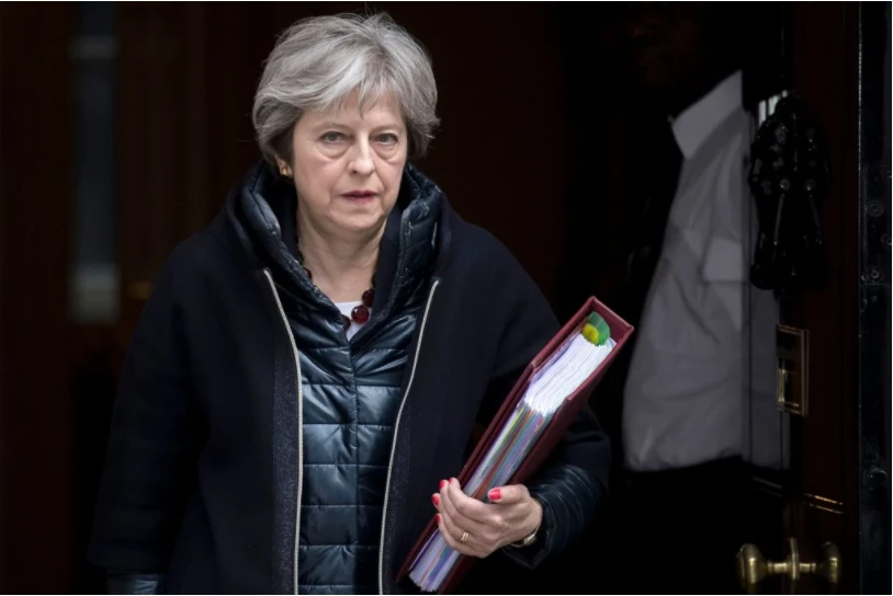 Thủ tướng Anh Theresa May rời dinh Thủ tướng Anh đến dự cuộc họp Hạ viện Anh ngày 14-3. Ảnh: EPA