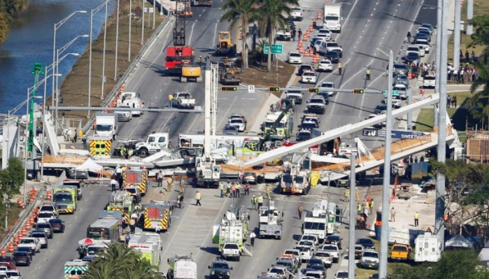 Quang cảnh cầu bộ hành sập ở Miami, Florida (Mỹ) ngày 15-3. Ảnh REUTERS