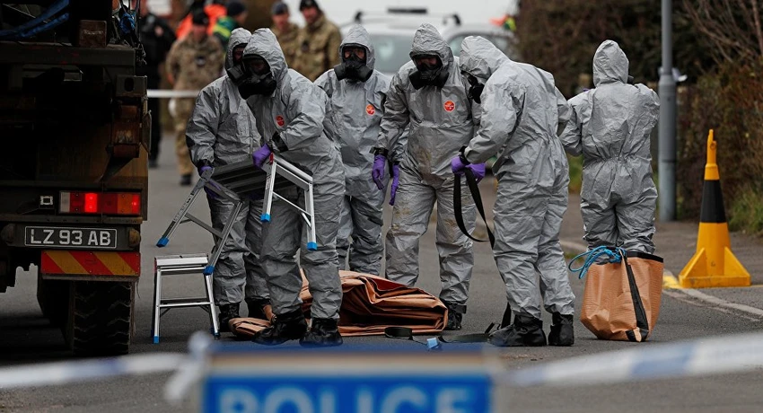 Thu thập bằng chứng tại hiện trường cha con cựu điệp viên Skripal bị đầu độc tại Anh. Ảnh: REUTERS