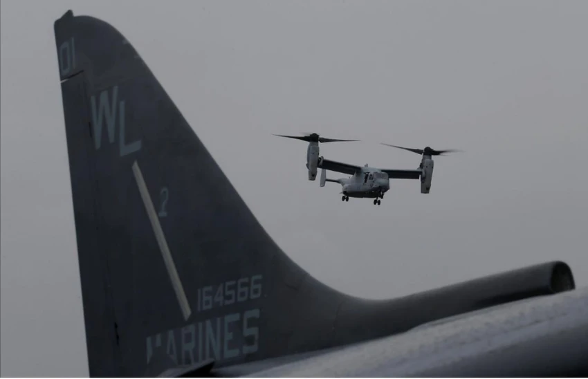 Máy bay MV-22 Osprey của lực lượng lính thủy đánh bộ Mỹ chuẩn bị hạ cánh xuống tàu tấn công đổ bộ Bohomme Richard ngoài bờ biển Sydney (Úc) ngày 29-6-2017. Ảnh: REUTERS