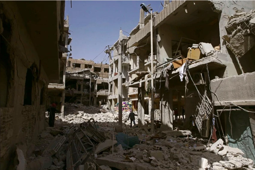 Quang cảnh hoang tàn ở thị trấn Douma, Đông Ghouta ngày 21-3. Ảnh: REUTERS